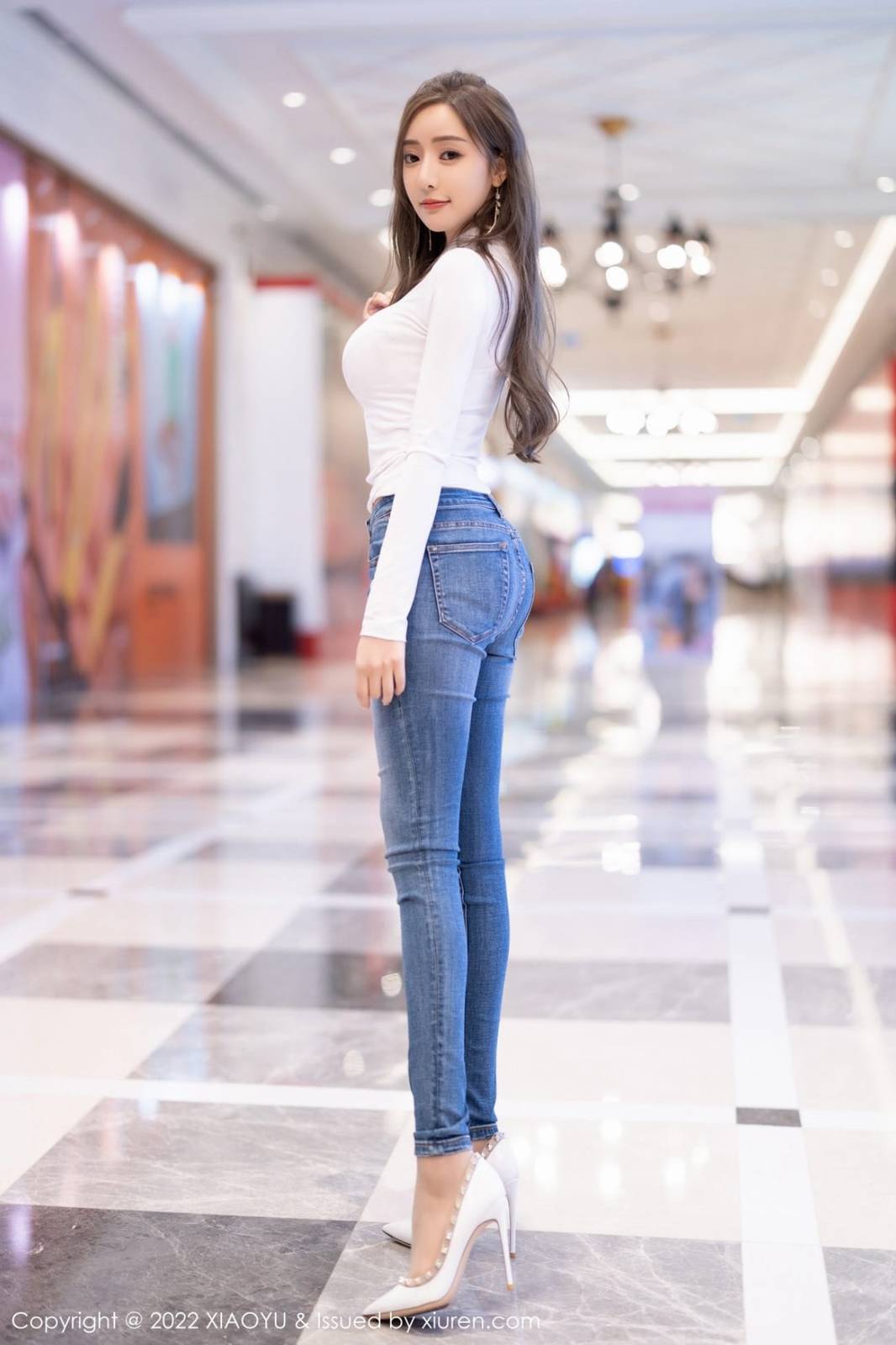 语画界性感女神王馨瑶yanni白色收身上衣搭配蓝色牛仔裤写真-5