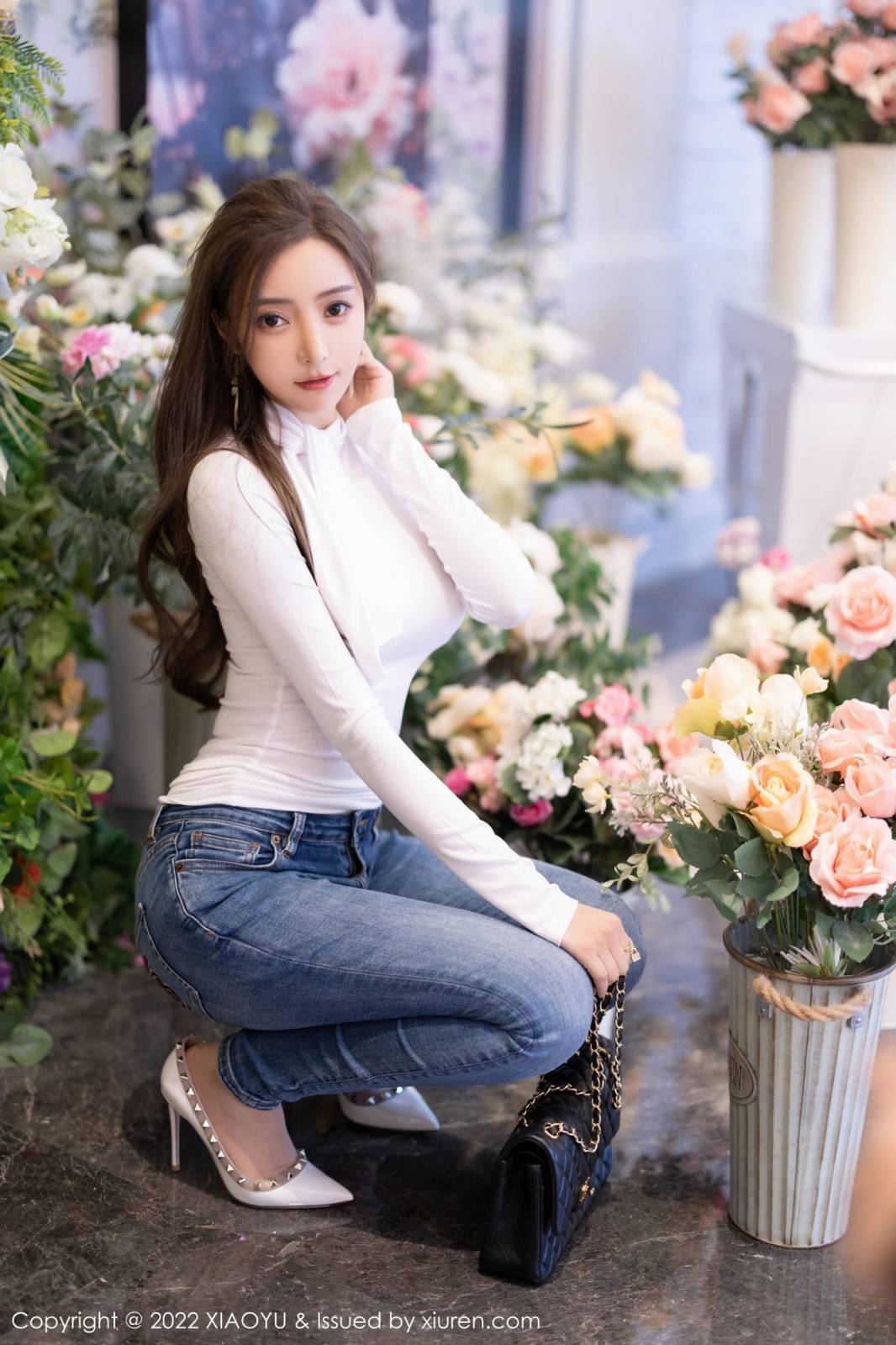 语画界性感女神王馨瑶yanni白色收身上衣搭配蓝色牛仔裤写真-4