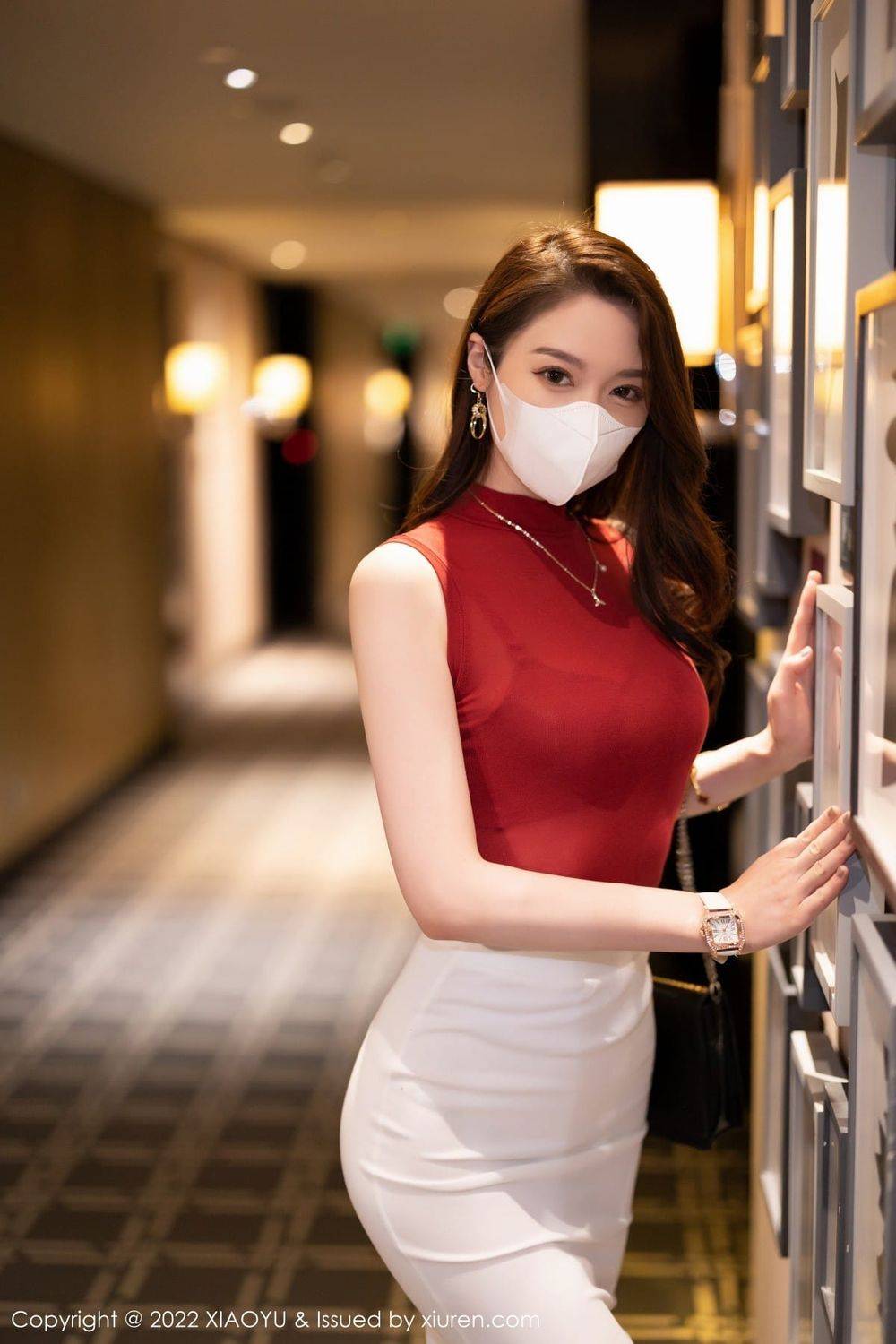 语画界美女模特梦心玥红色收身上衣搭配白色短裙性感写真-7