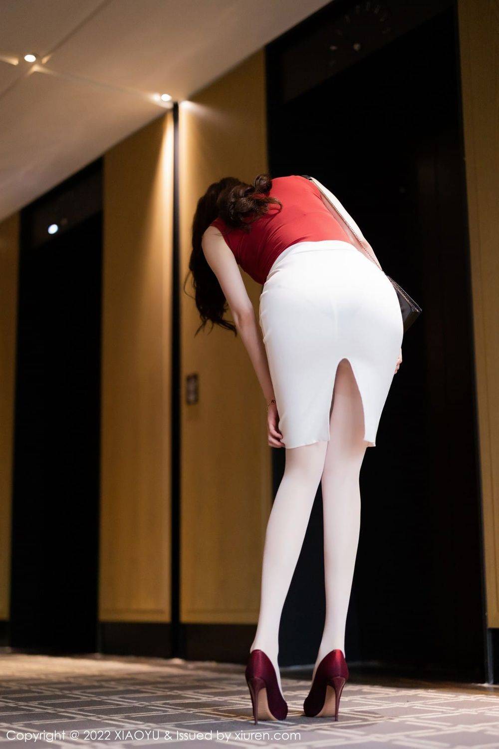 语画界美女模特梦心玥红色收身上衣搭配白色短裙性感写真-6