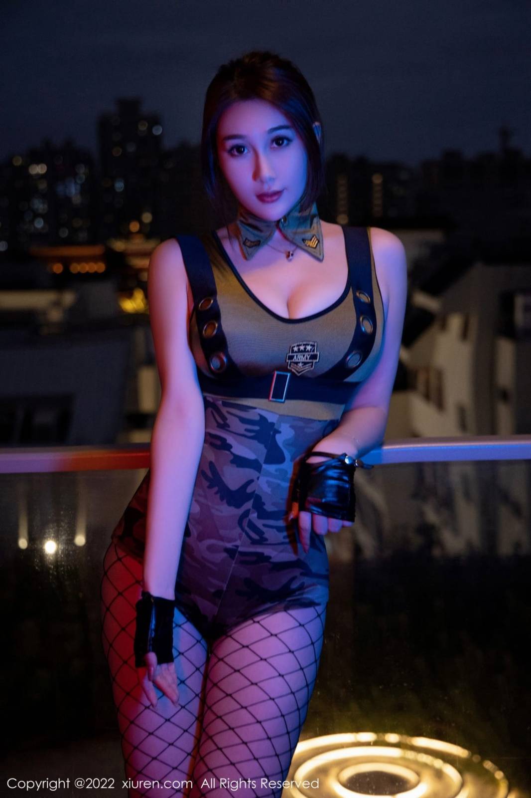 秀人网美女模特宥利短款迷彩服饰搭配网格丝袜性感写真-19