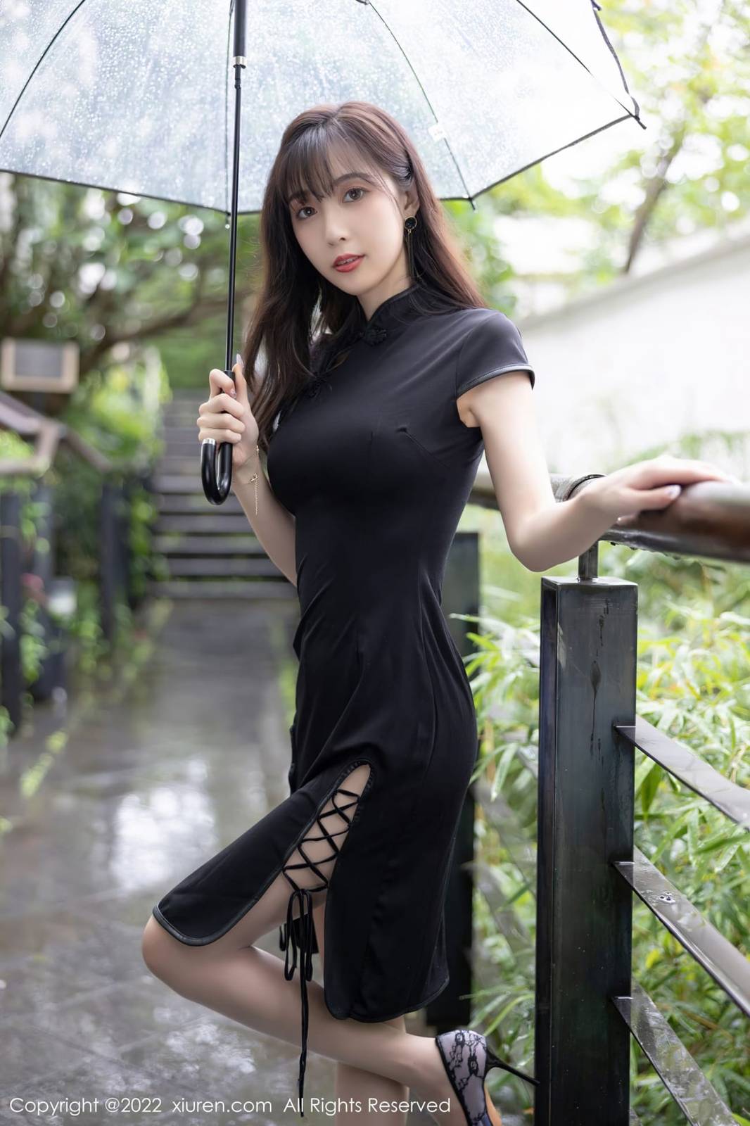 秀人网美女模特林星阑黑色短款旗袍搭配原色丝袜性感写真-11