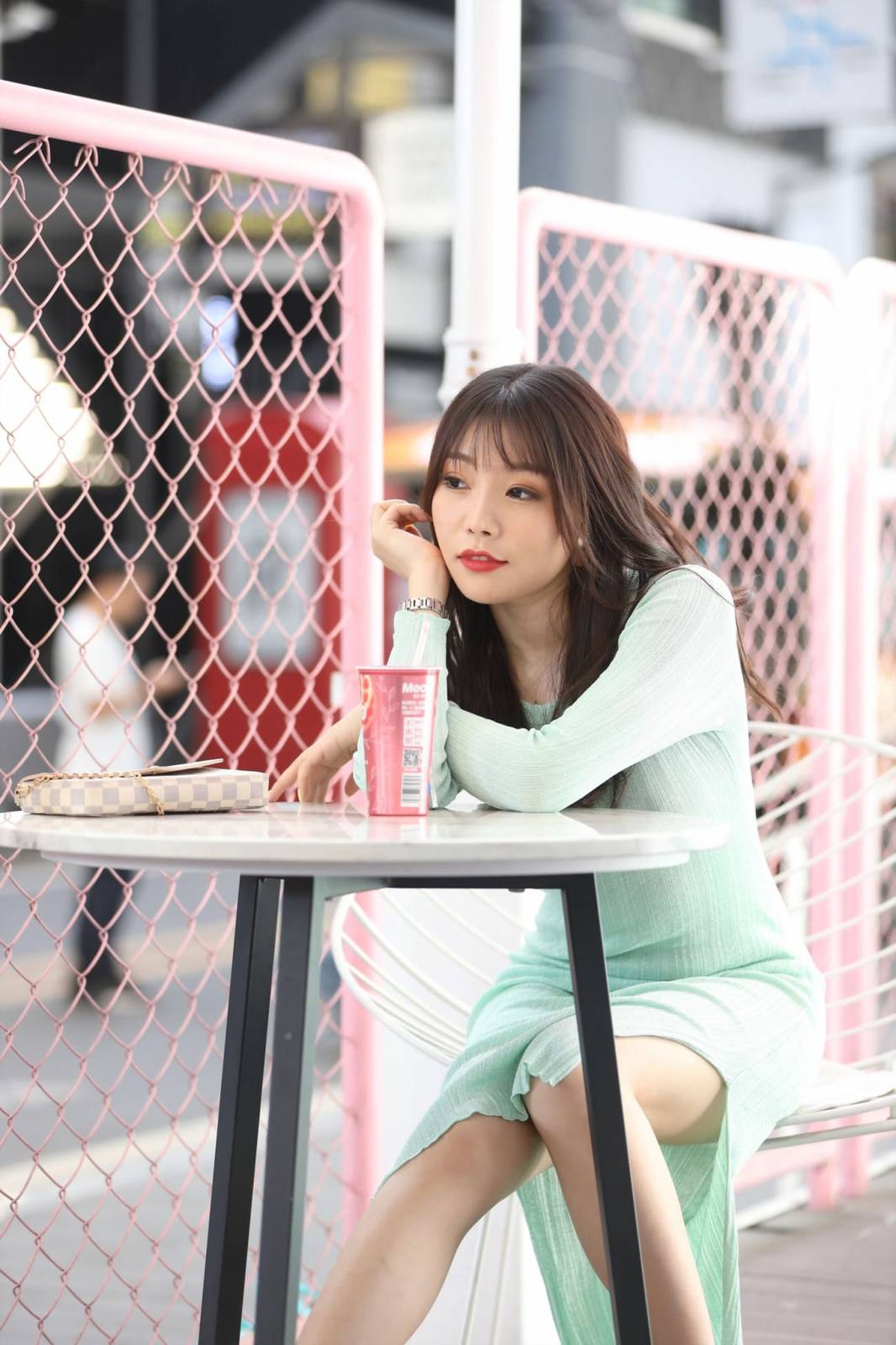 美女模特芝芝Booty绿色包臀长裙都市丽人主题户外性感写真