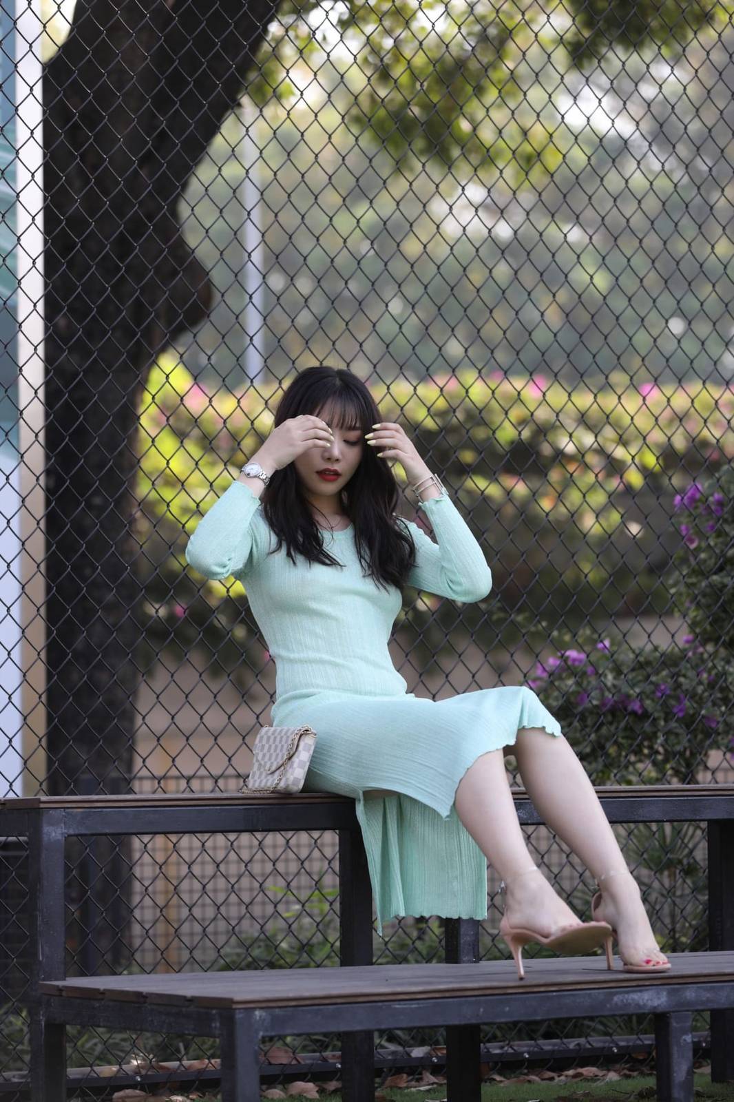 美女模特芝芝Booty绿色包臀长裙都市丽人主题户外性感写真-21