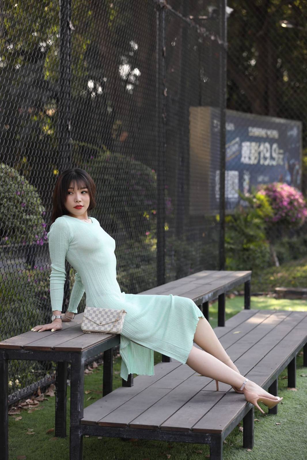 美女模特芝芝Booty绿色包臀长裙都市丽人主题户外性感写真-22