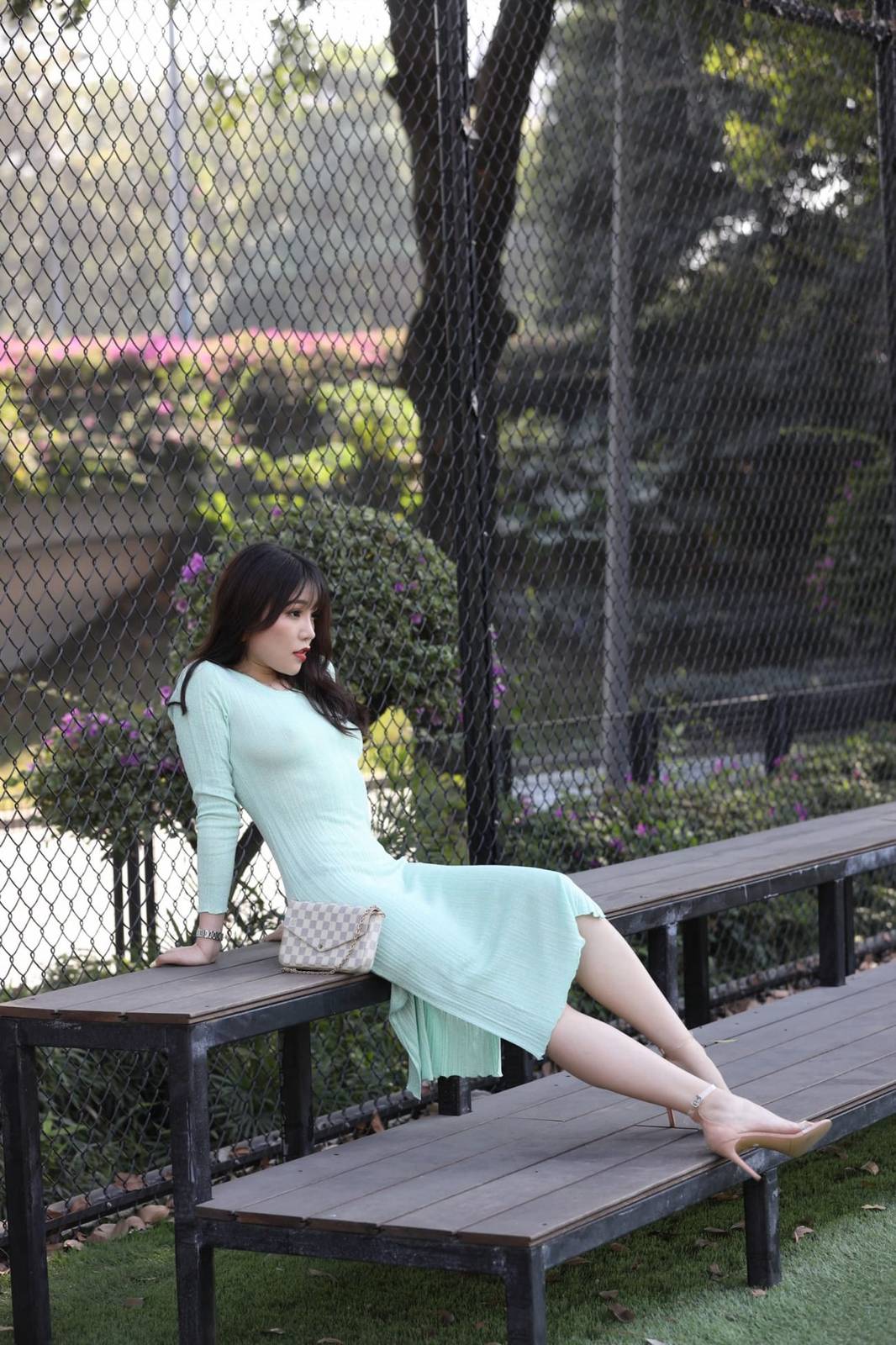 美女模特芝芝Booty绿色包臀长裙都市丽人主题户外性感写真-23