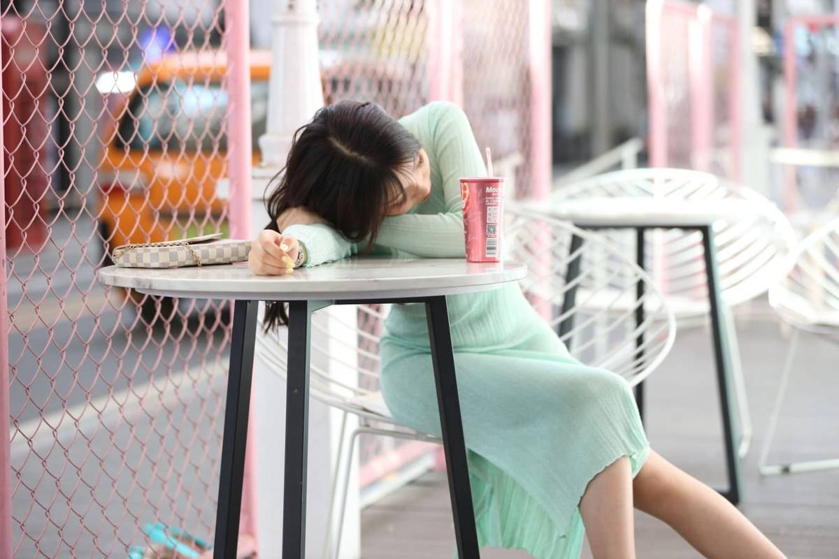 美女模特芝芝Booty绿色包臀长裙都市丽人主题户外性感写真-20