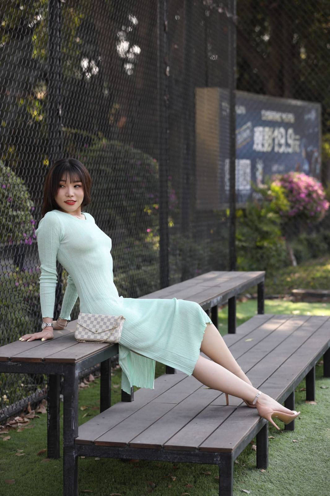 美女模特芝芝Booty绿色包臀长裙都市丽人主题户外性感写真-25