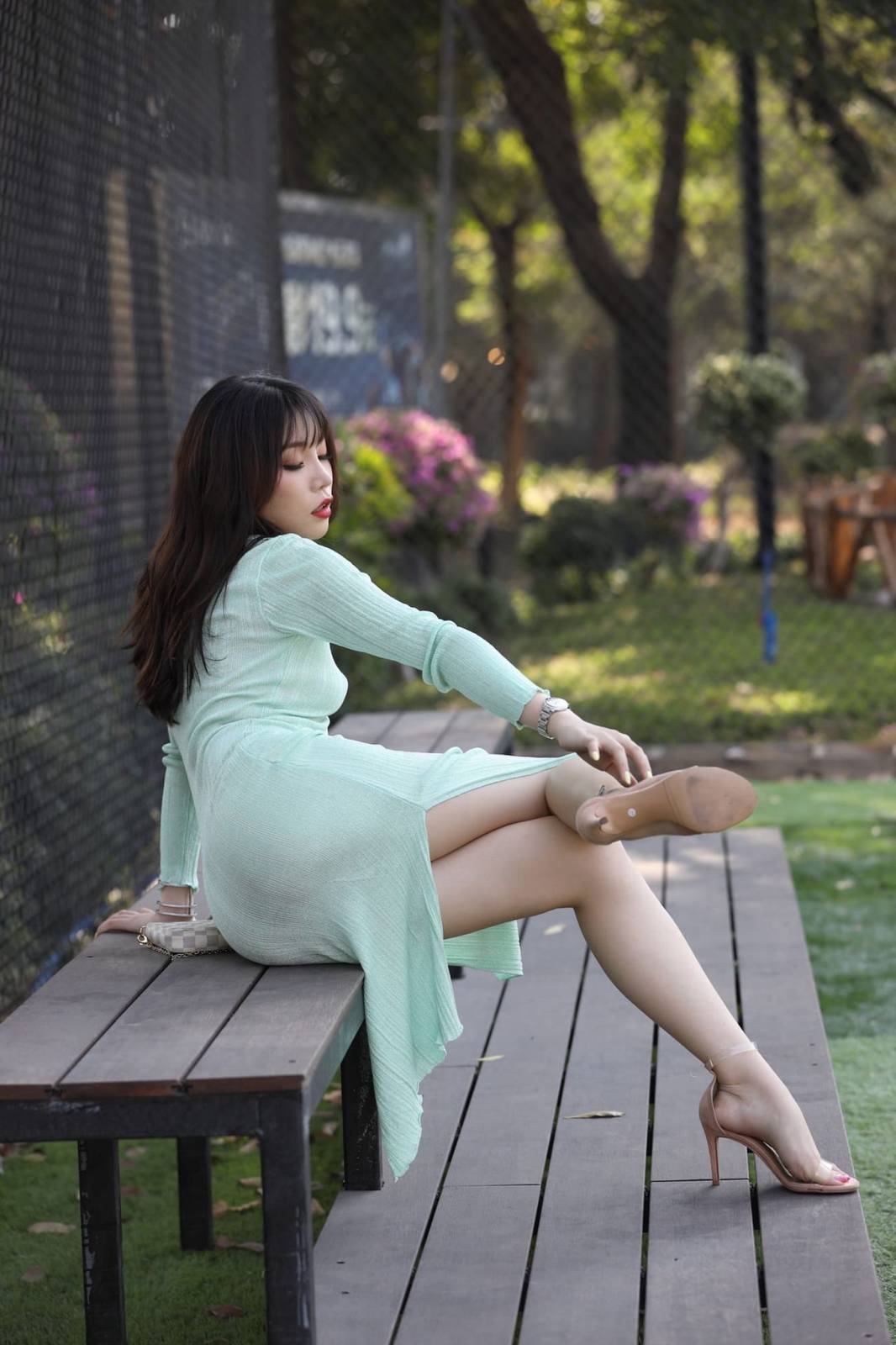 美女模特芝芝Booty绿色包臀长裙都市丽人主题户外性感写真-31