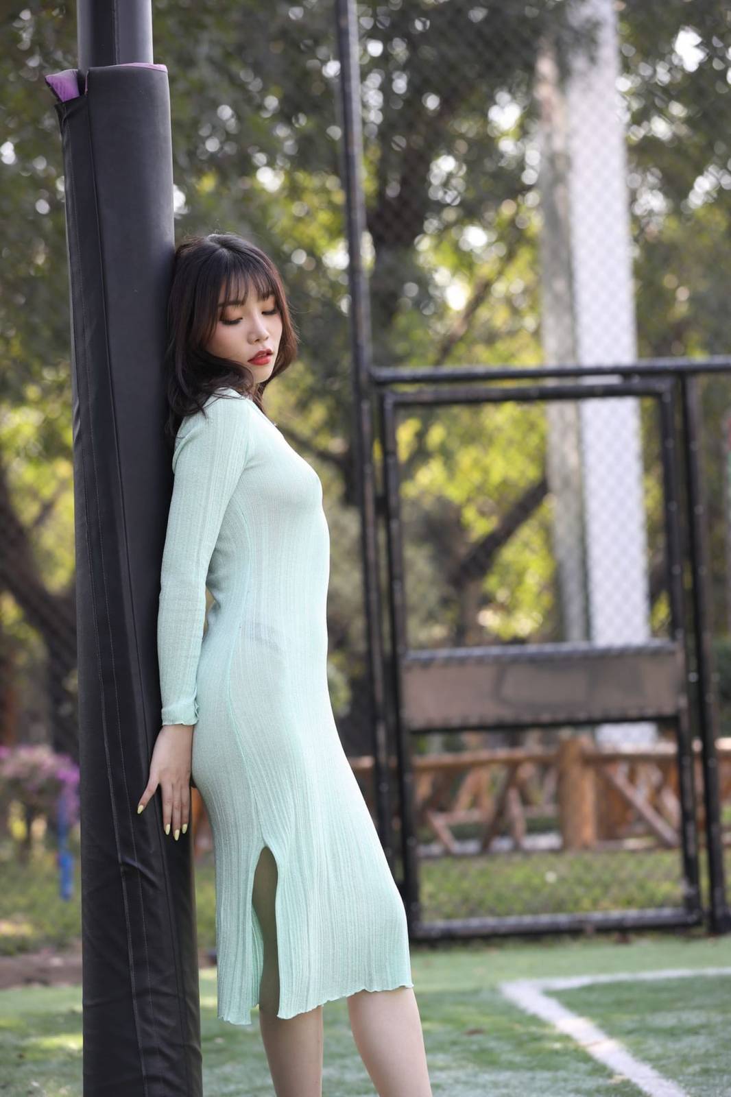 美女模特芝芝Booty绿色包臀长裙都市丽人主题户外性感写真-40