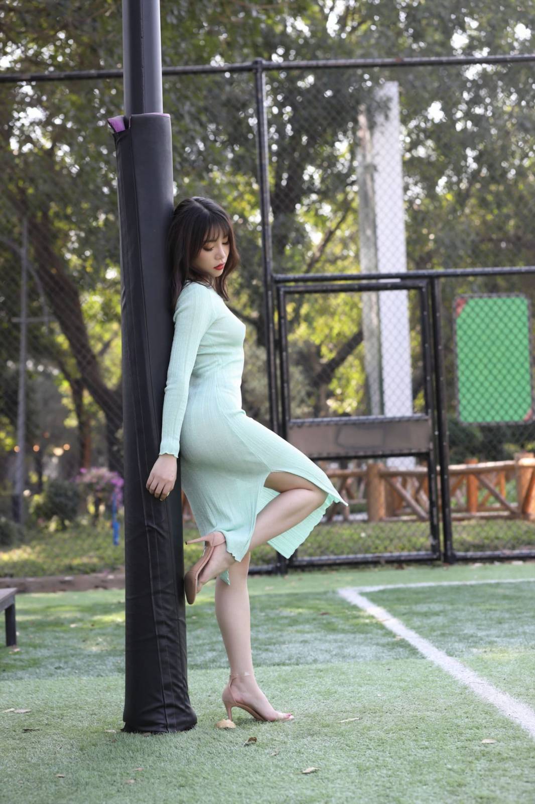 美女模特芝芝Booty绿色包臀长裙都市丽人主题户外性感写真-45