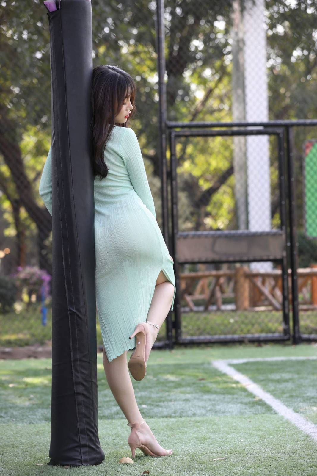 美女模特芝芝Booty绿色包臀长裙都市丽人主题户外性感写真-50