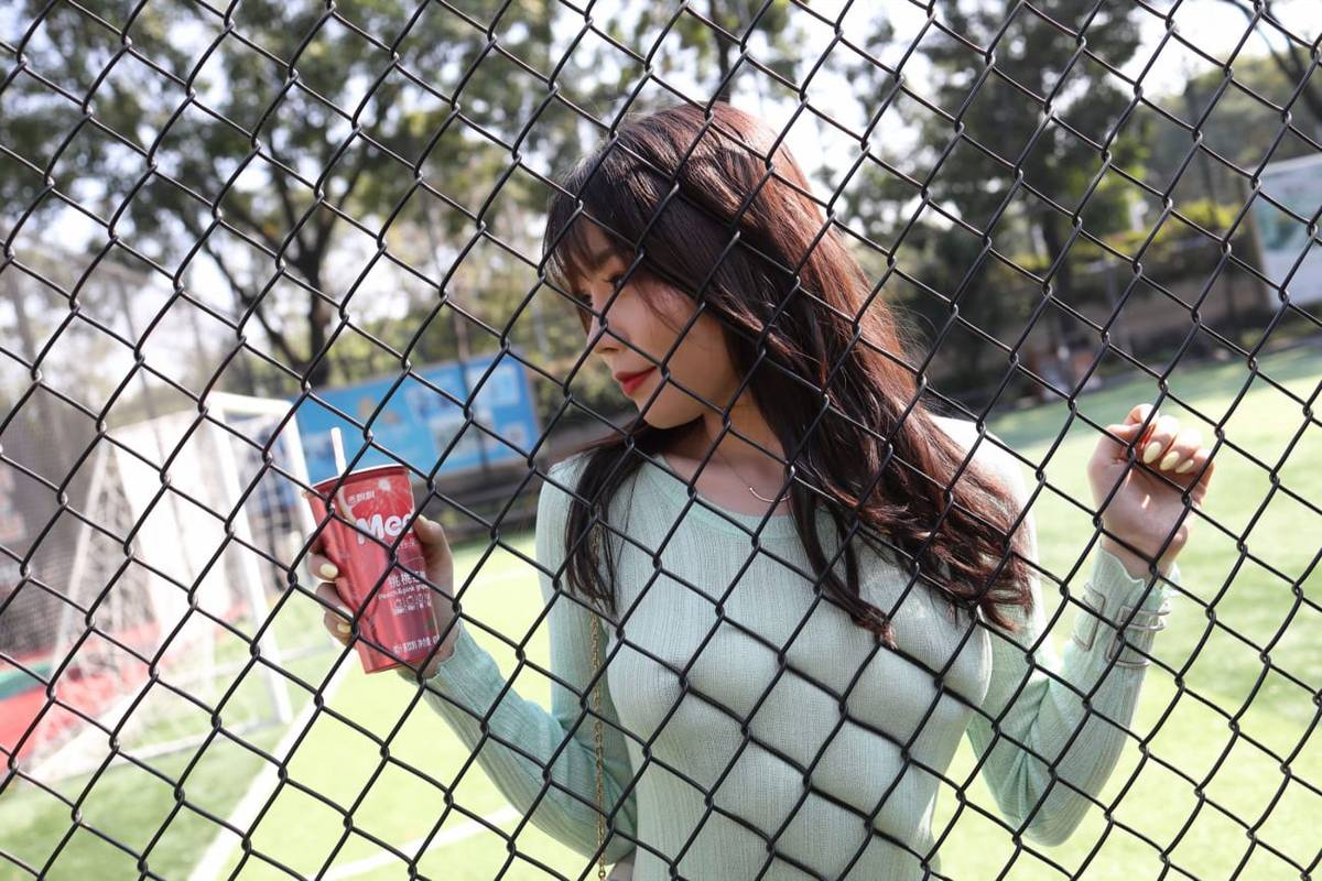 美女模特芝芝Booty绿色包臀长裙都市丽人主题户外性感写真-57