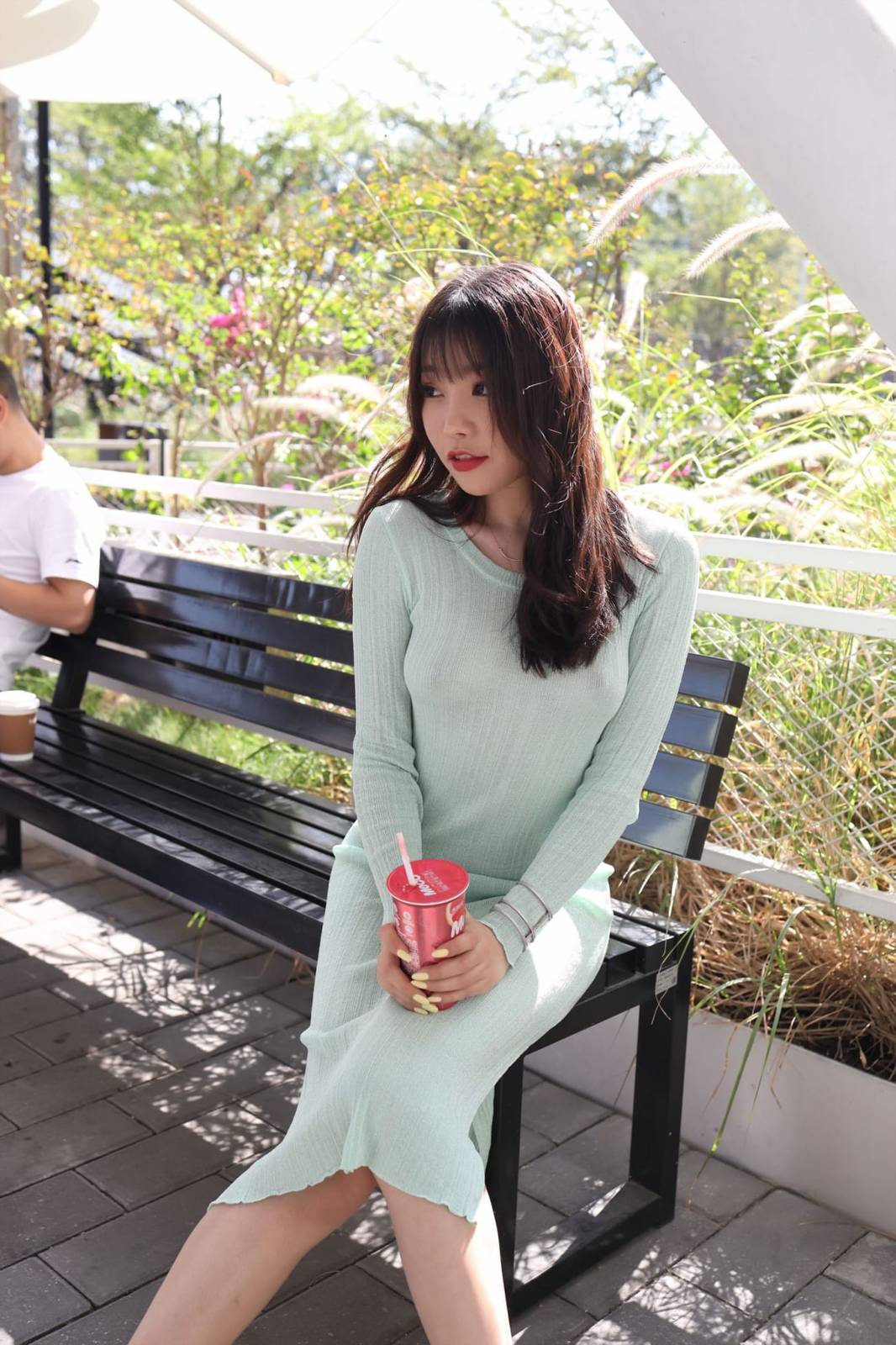 美女模特芝芝Booty绿色包臀长裙都市丽人主题户外性感写真-65