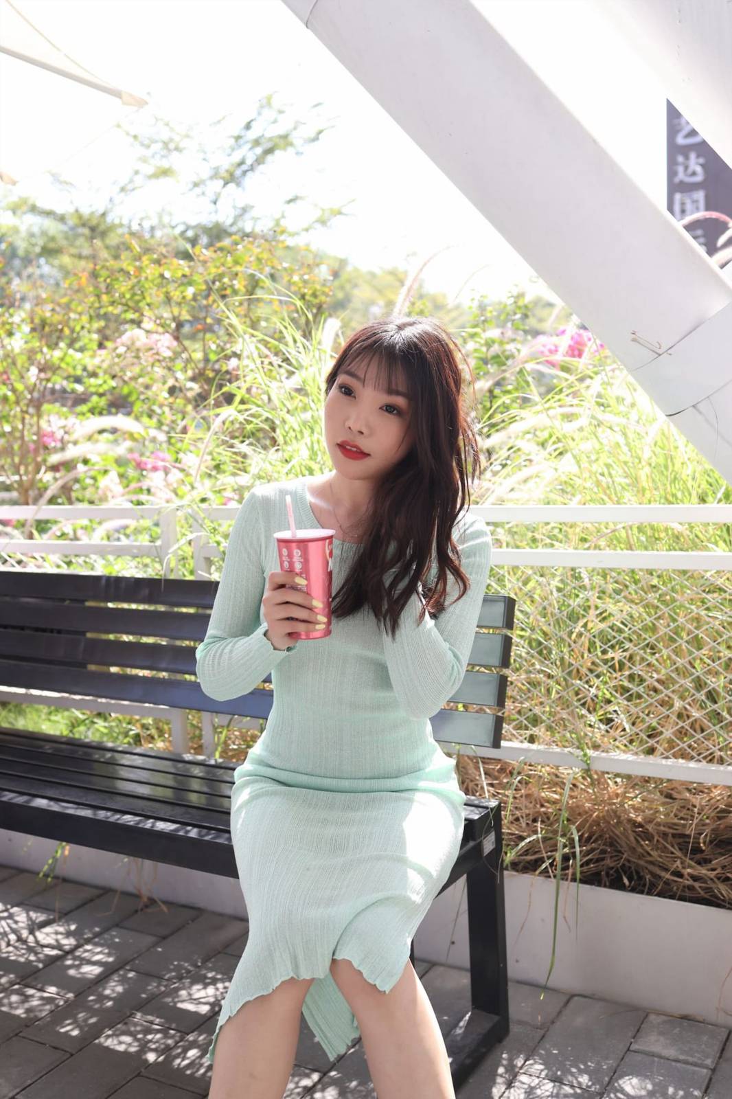 美女模特芝芝Booty绿色包臀长裙都市丽人主题户外性感写真-67