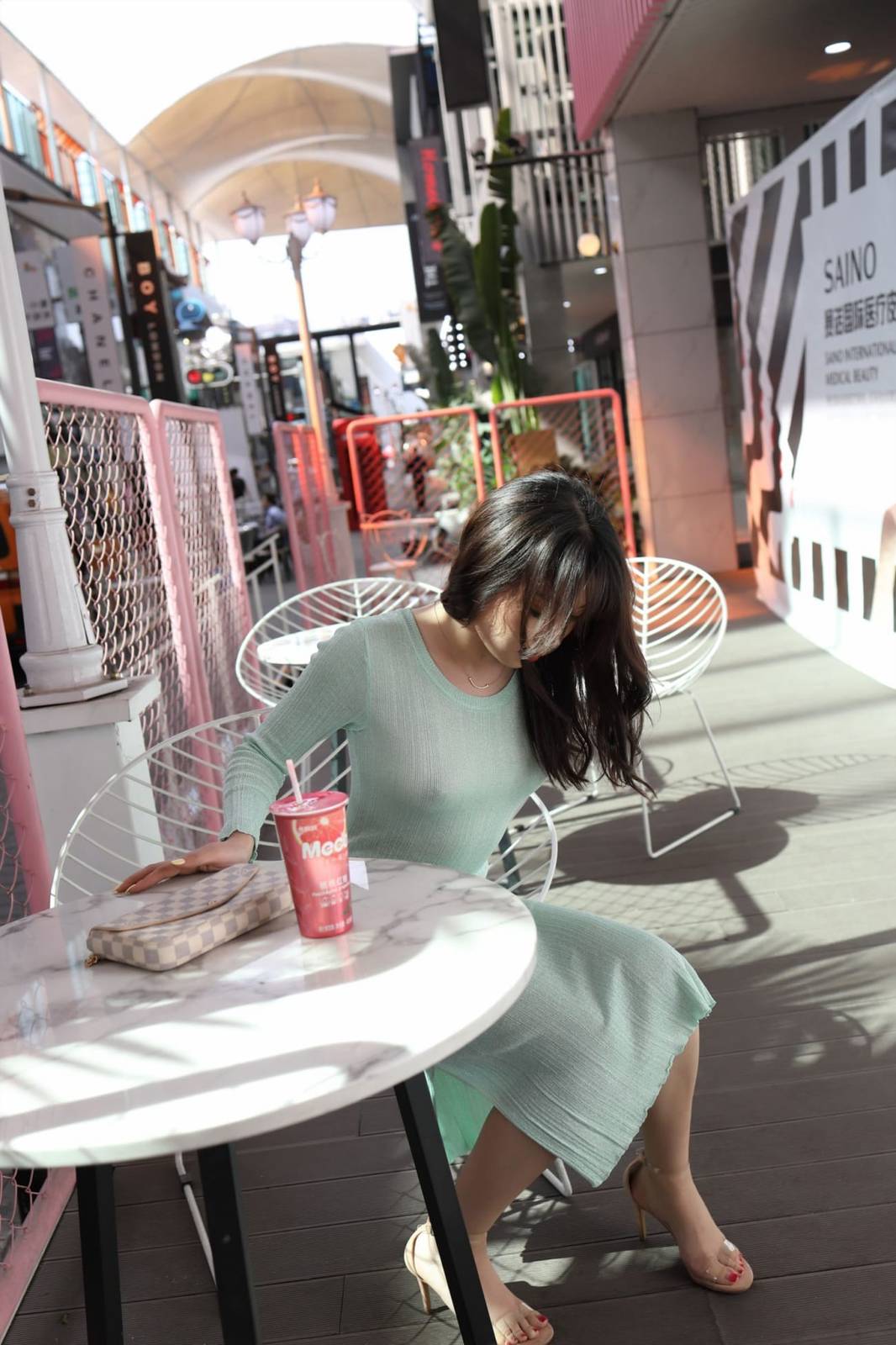 美女模特芝芝Booty绿色包臀长裙都市丽人主题户外性感写真-71