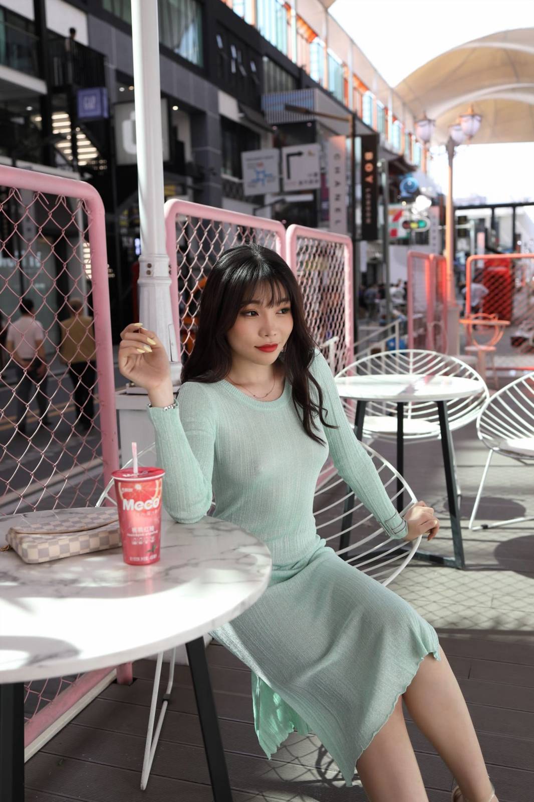 美女模特芝芝Booty绿色包臀长裙都市丽人主题户外性感写真-73