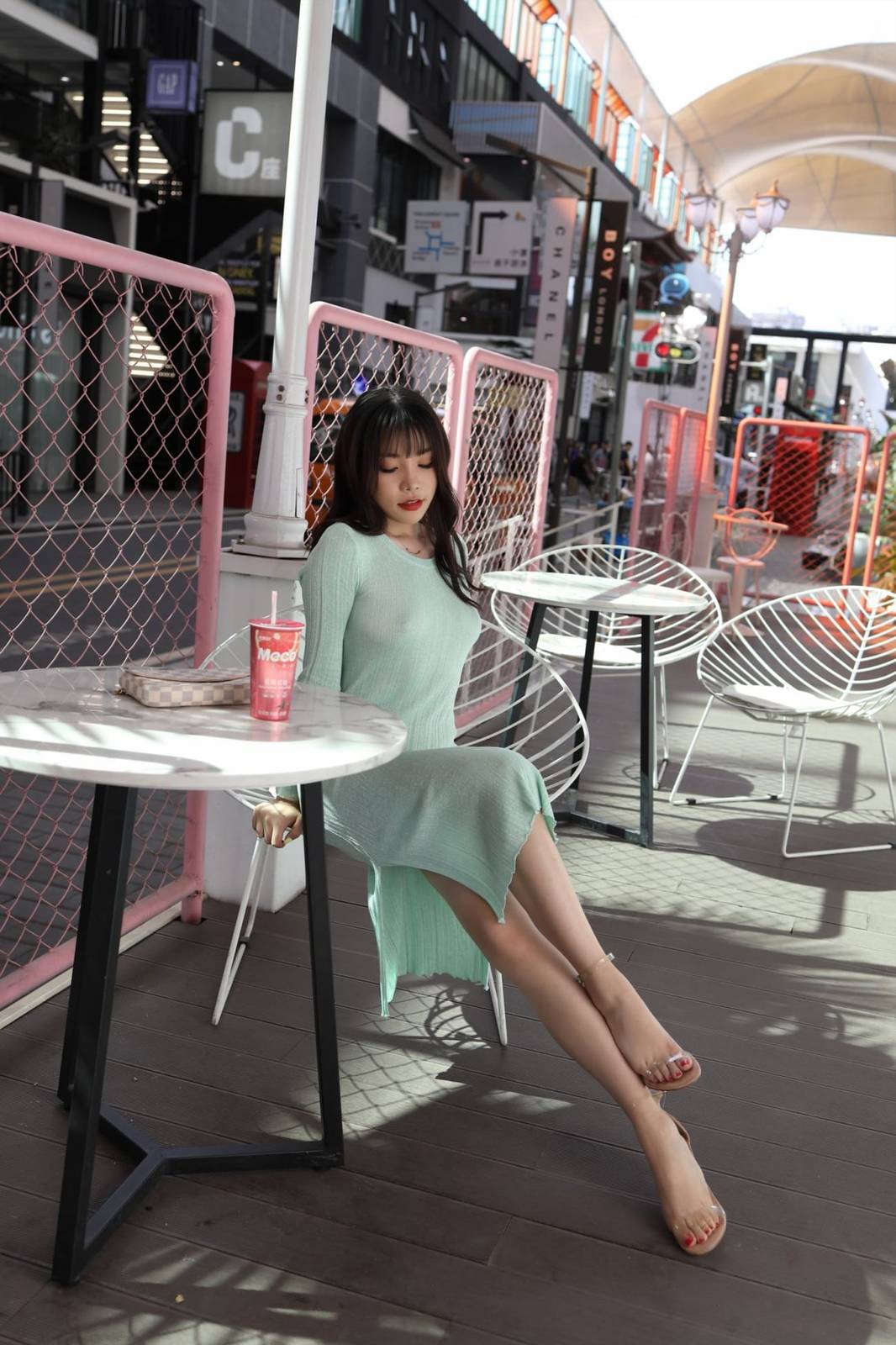 美女模特芝芝Booty绿色包臀长裙都市丽人主题户外性感写真-75