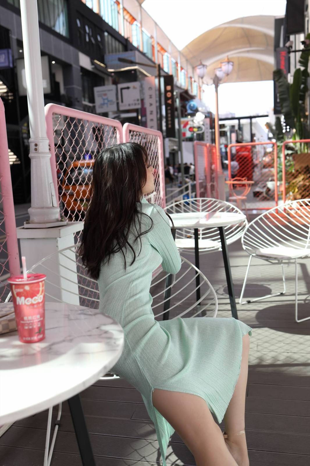 美女模特芝芝Booty绿色包臀长裙都市丽人主题户外性感写真-77