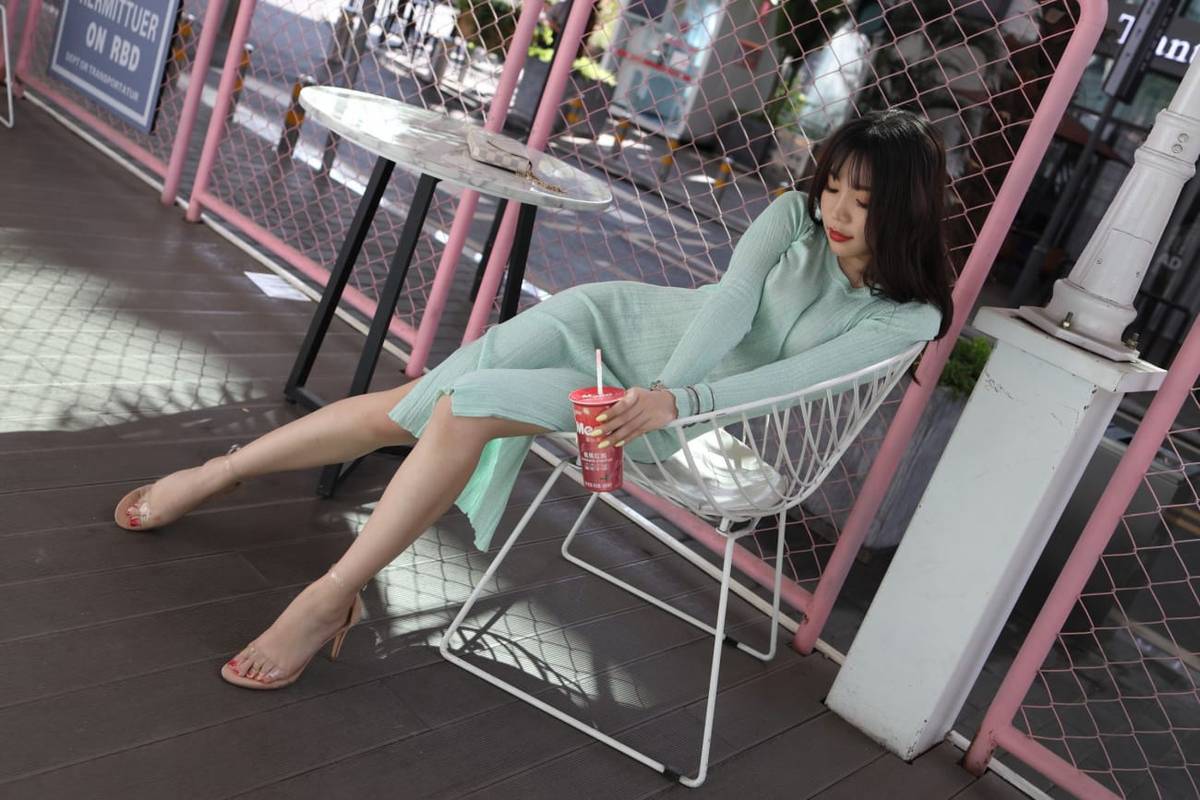 美女模特芝芝Booty绿色包臀长裙都市丽人主题户外性感写真-79