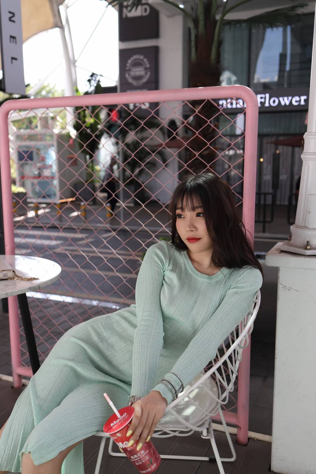 美女模特芝芝Booty绿色包臀长裙都市丽人主题户外性感写真-81