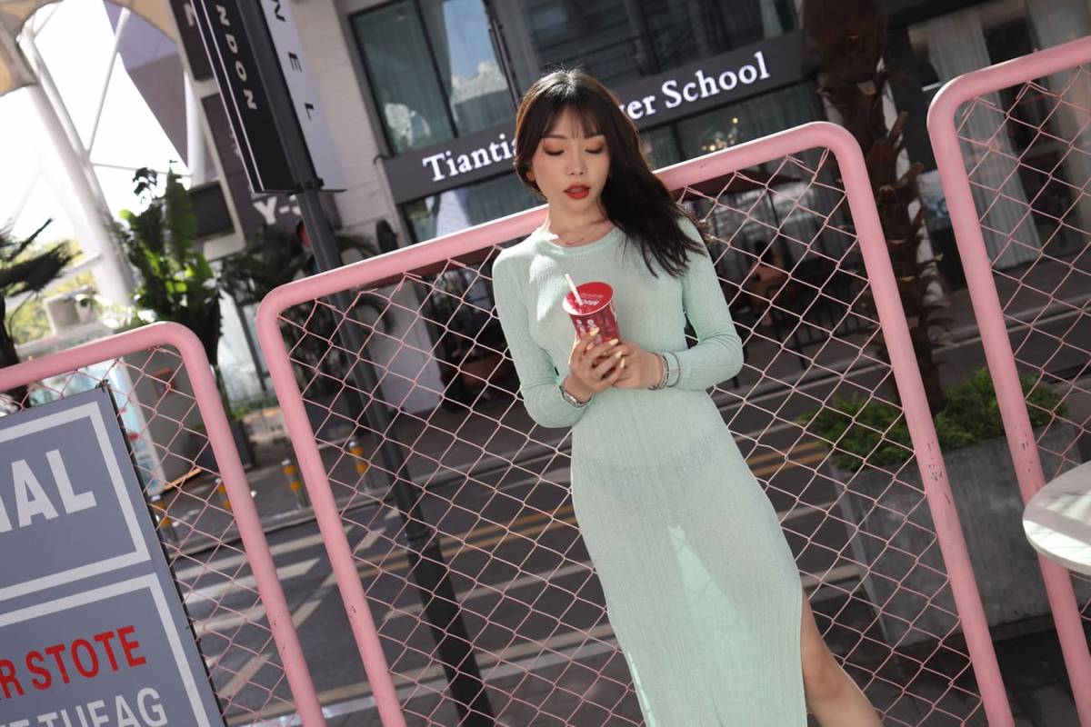 美女模特芝芝Booty绿色包臀长裙都市丽人主题户外性感写真-84