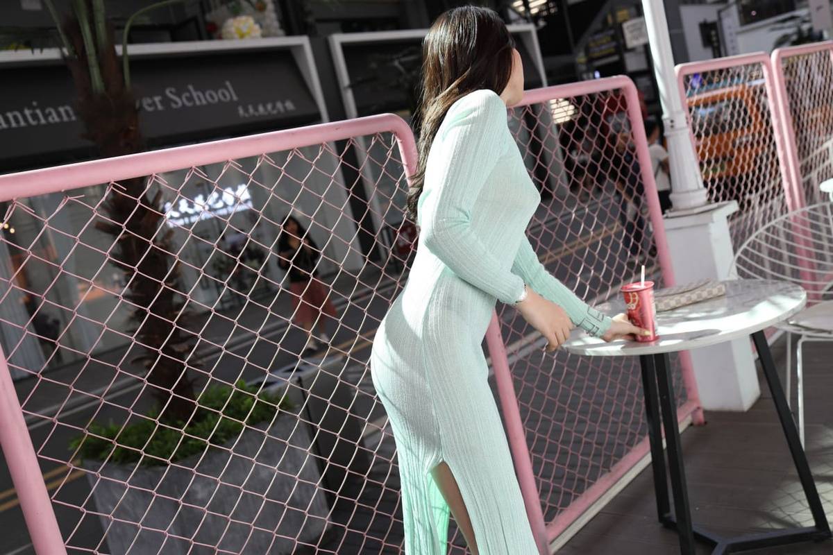 美女模特芝芝Booty绿色包臀长裙都市丽人主题户外性感写真-90