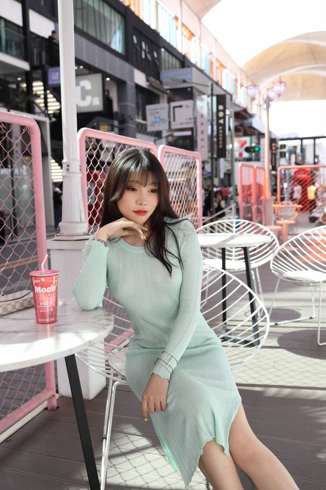 美女模特芝芝Booty绿色包臀长裙都市丽人主题户外性感写真-92