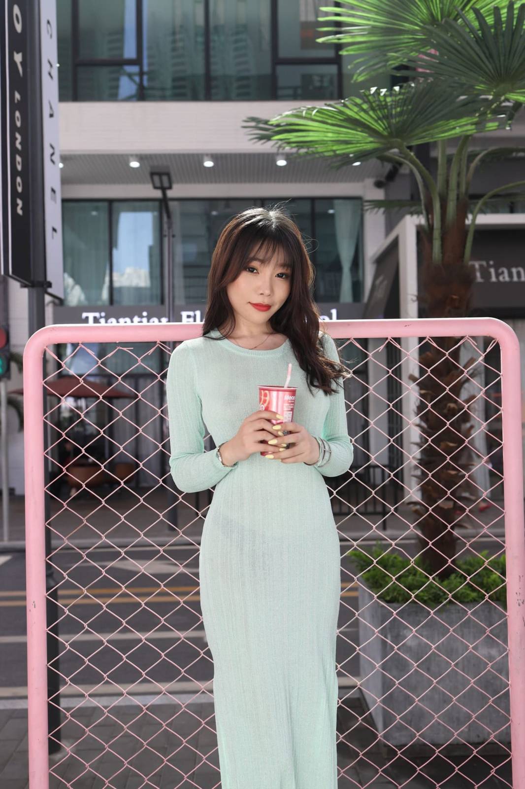 美女模特芝芝Booty绿色包臀长裙都市丽人主题户外性感写真-95