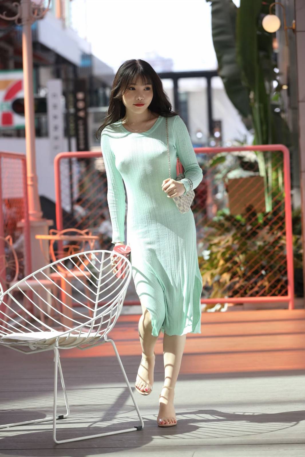 美女模特芝芝Booty绿色包臀长裙都市丽人主题户外性感写真-103