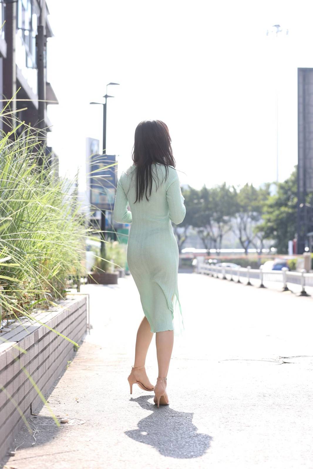 美女模特芝芝Booty绿色包臀长裙都市丽人主题户外性感写真-158