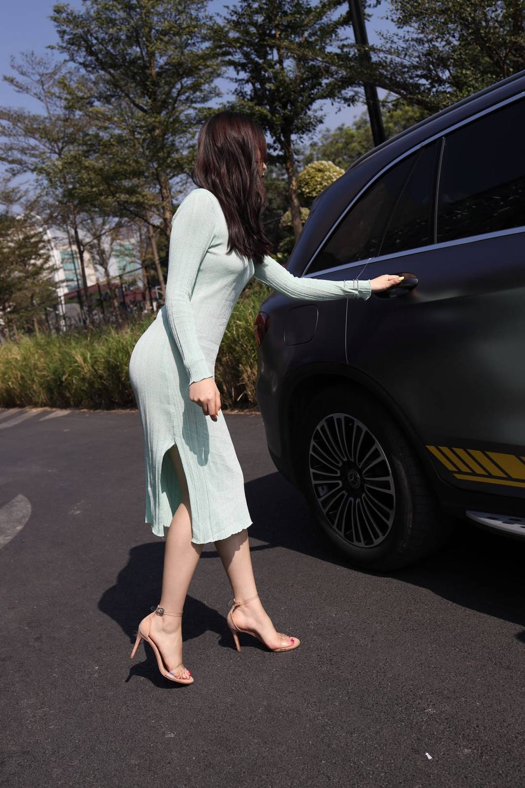 美女模特芝芝Booty绿色包臀长裙都市丽人主题户外性感写真-166