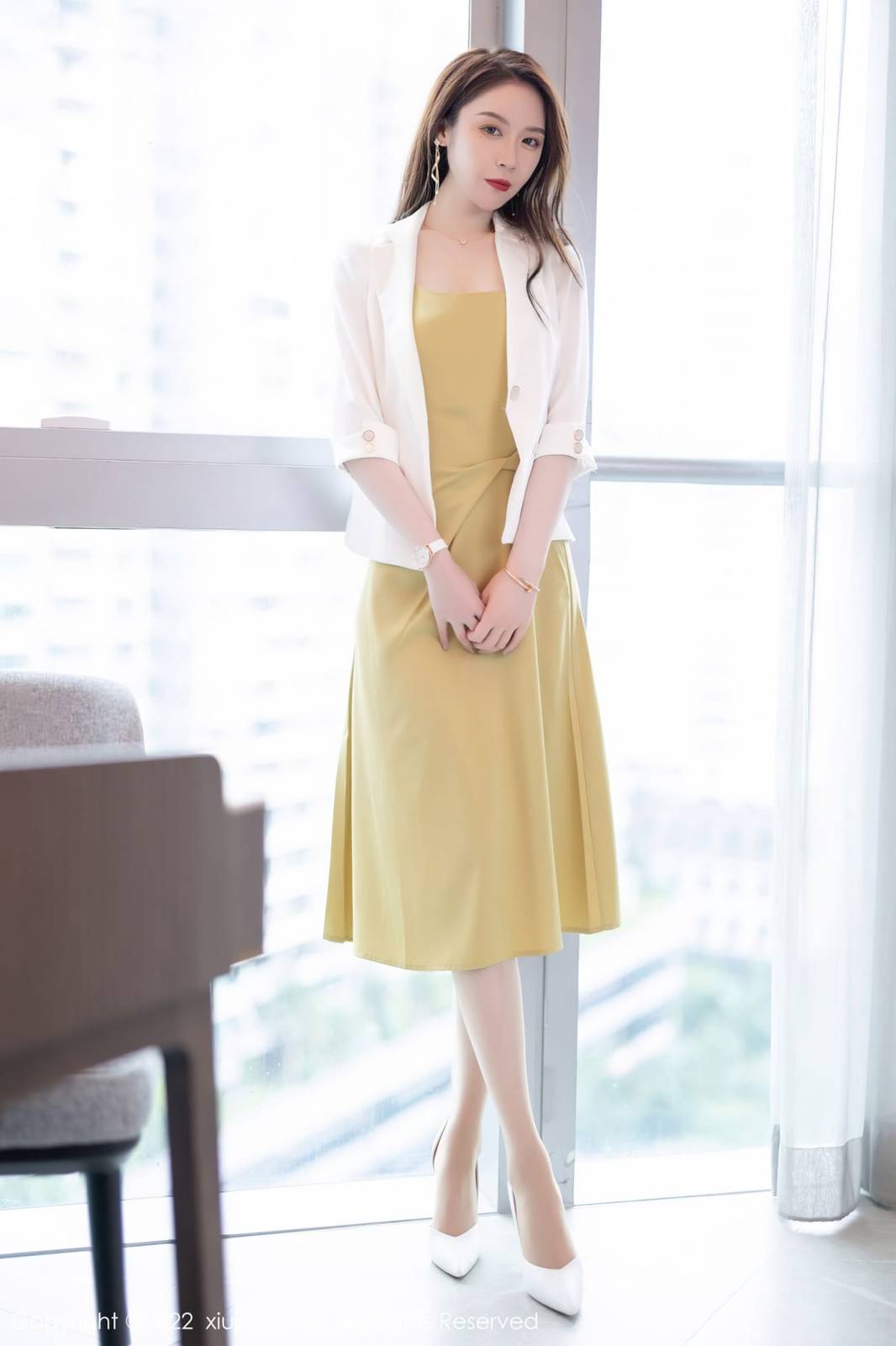 秀人网美女模特梦心玥白色上衣搭配原色丝袜佛山心愿旅拍