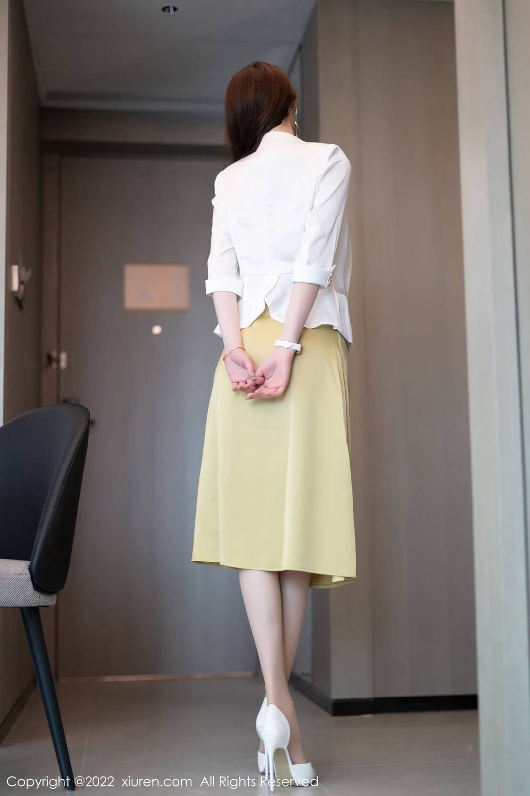 秀人网美女模特梦心玥白色上衣搭配原色丝袜佛山心愿旅拍-3