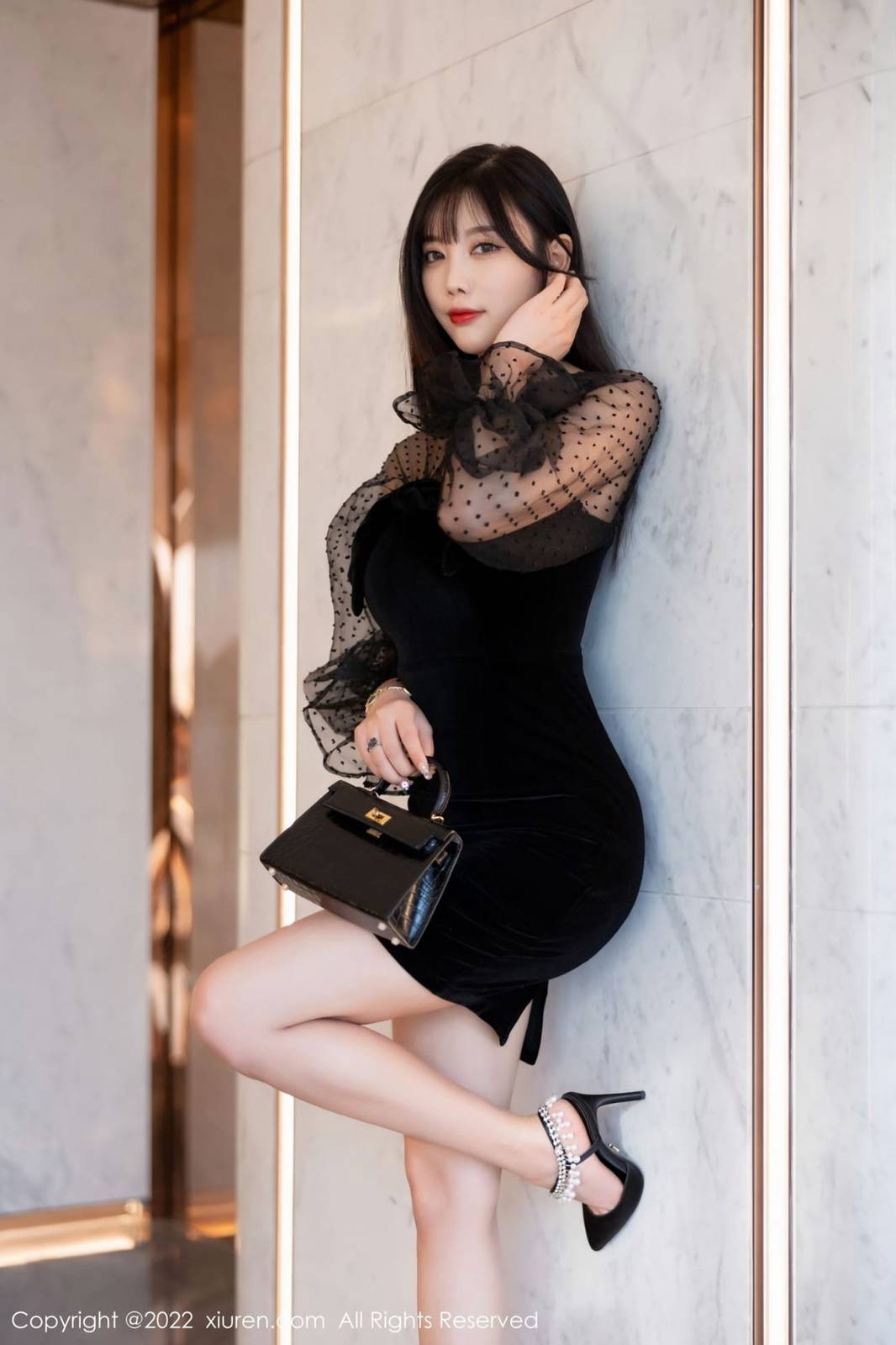 秀人网性感女神杨晨晨Yome黑色连衣短裙搭配原色丝袜写真-4