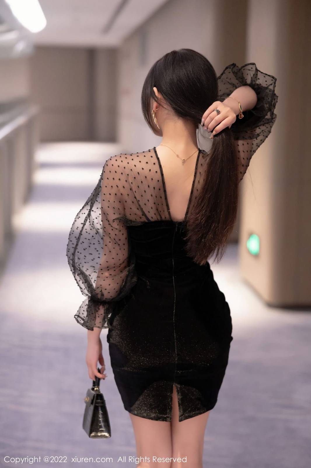 秀人网性感女神杨晨晨Yome黑色连衣短裙搭配原色丝袜写真-13