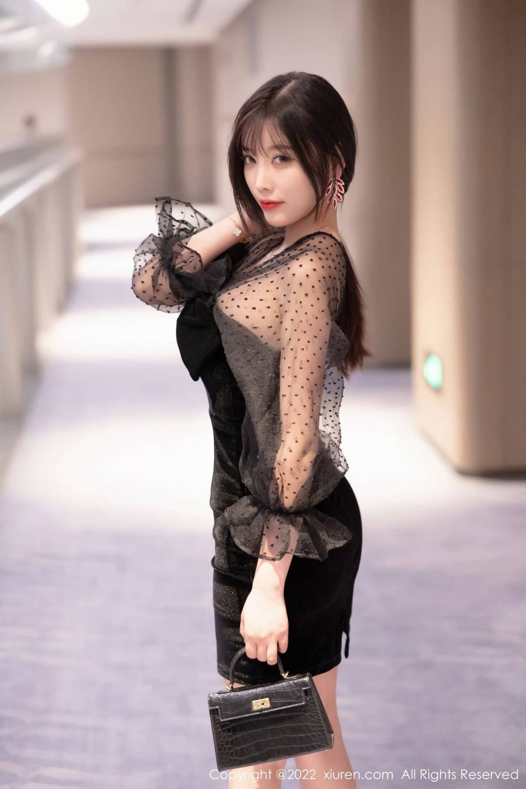 秀人网性感女神杨晨晨Yome黑色连衣短裙搭配原色丝袜写真-14