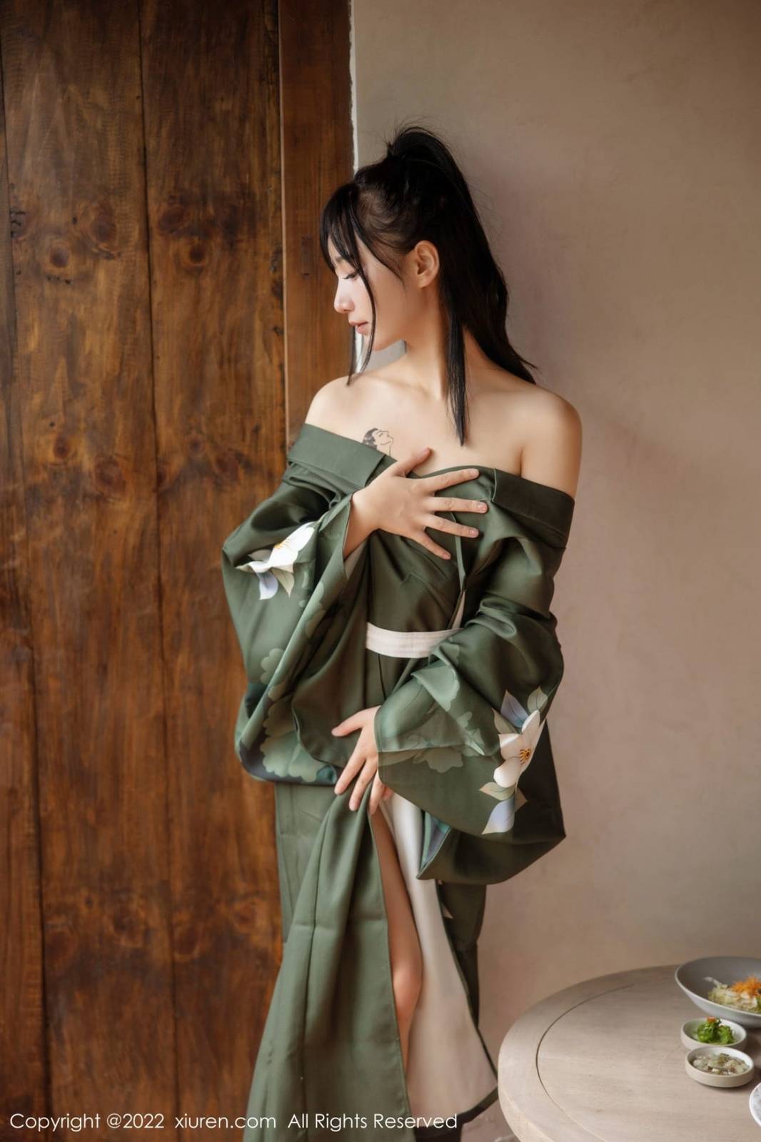 秀人网性感女神小果冻儿jelly灰绿色和服美腿系列大理旅拍-15