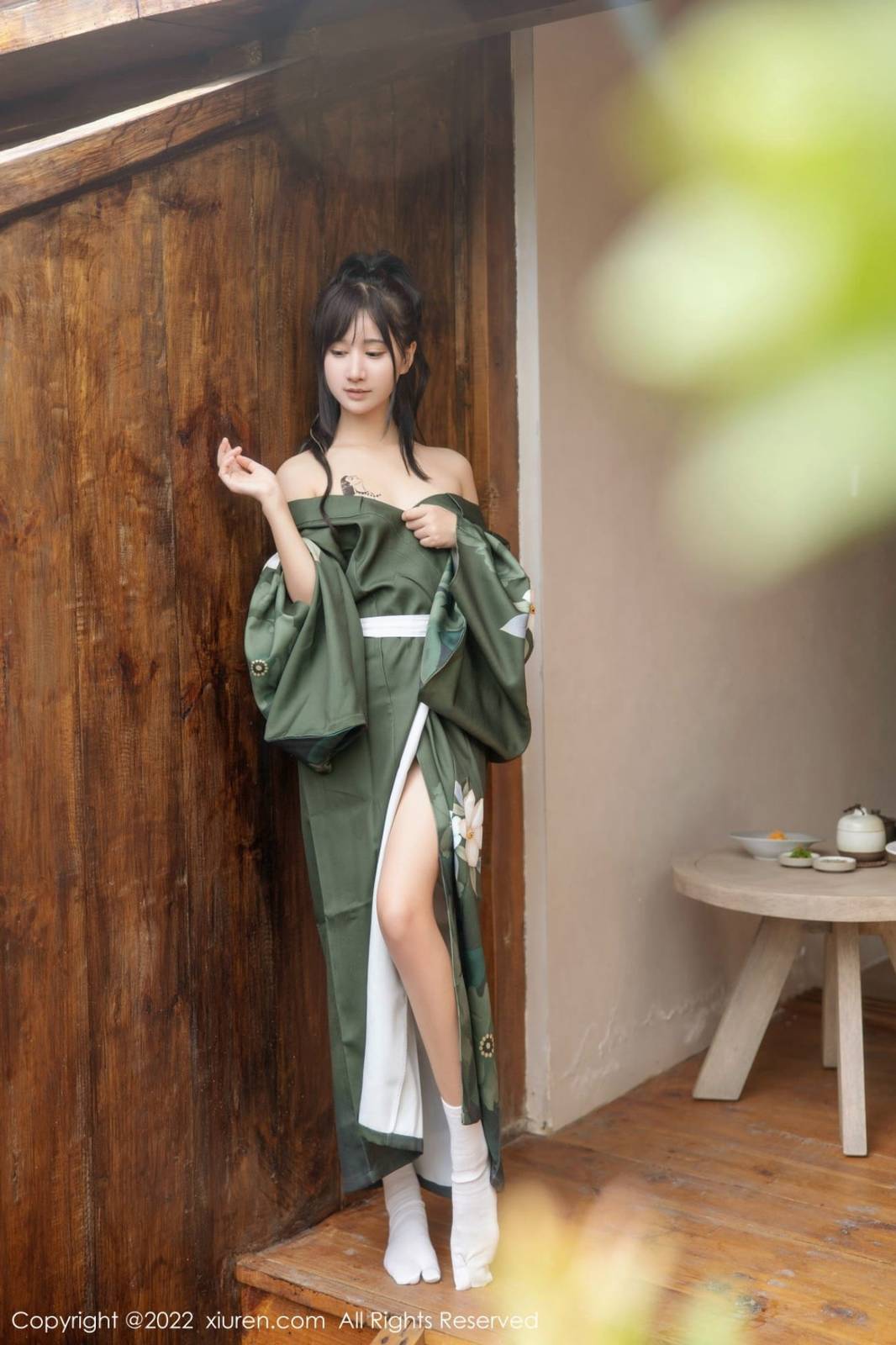 秀人网性感女神小果冻儿jelly灰绿色和服美腿系列大理旅拍-17