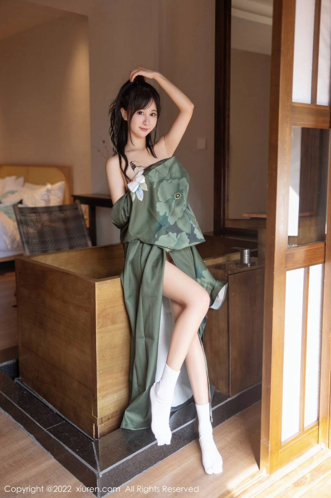 秀人网性感女神小果冻儿jelly灰绿色和服美腿系列大理旅拍-24