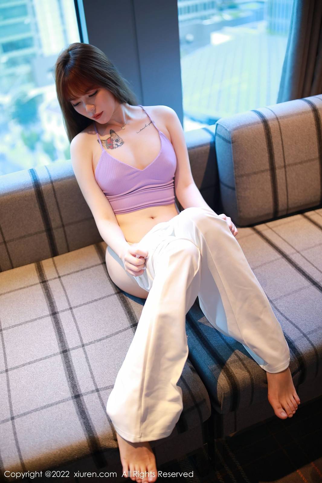 秀人网美女模特Arude薇薇紫色上衣搭配白色简约长裤写真-9