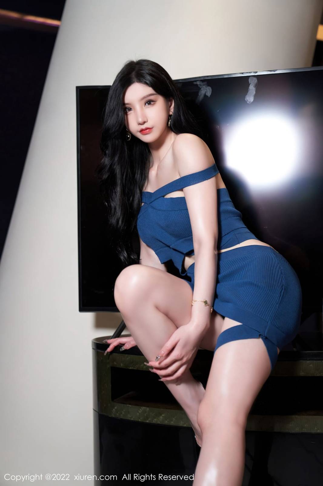 秀人网性感女神周于希Sally修长美腿辛苦的一天主题写真-12