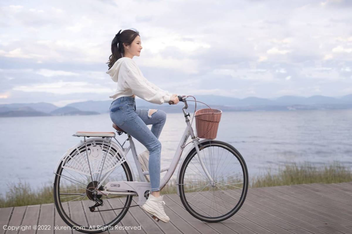 秀人网美女模特鱼子酱Fish白色上衣搭配蓝色牛仔裤轻透旅拍-5