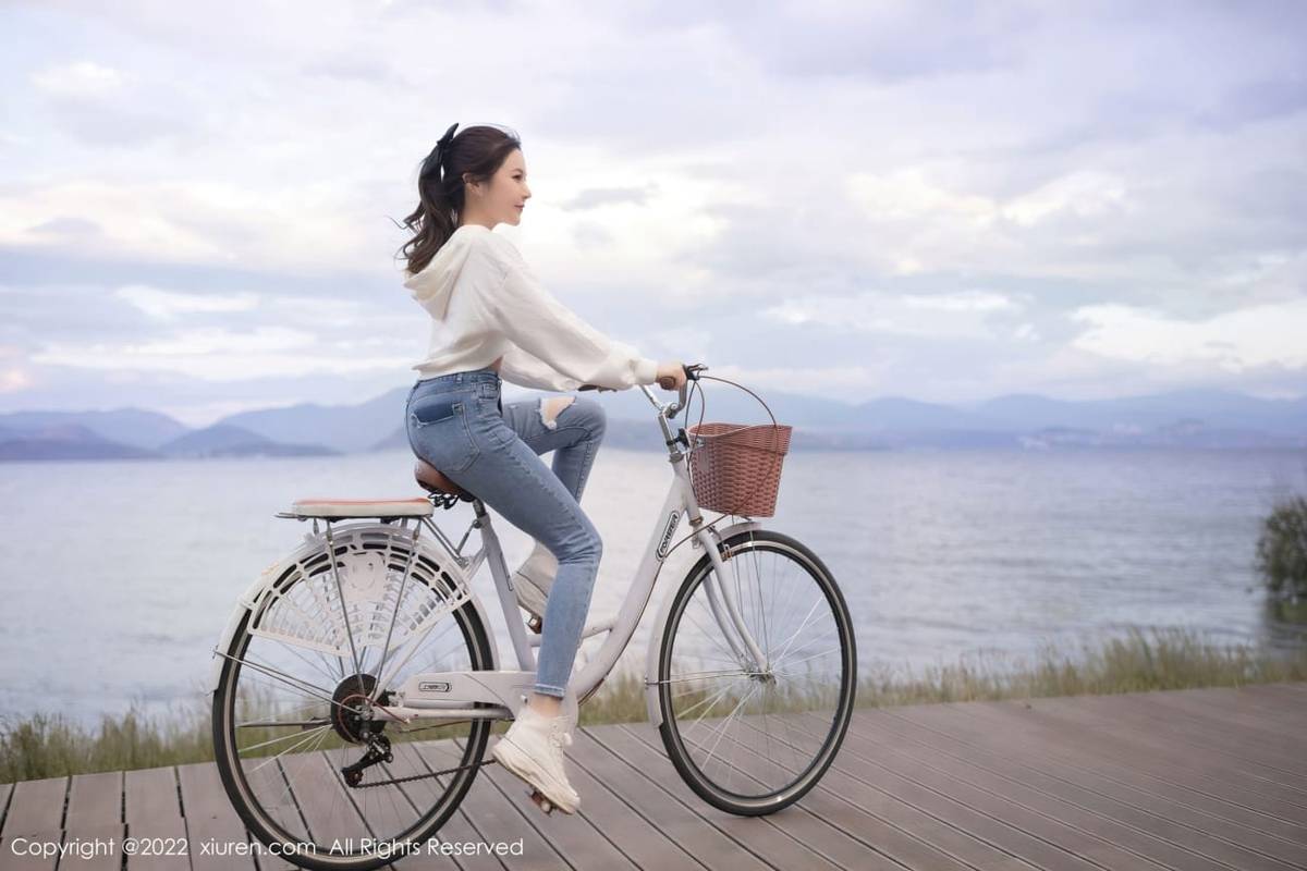 秀人网美女模特鱼子酱Fish白色上衣搭配蓝色牛仔裤轻透旅拍-4