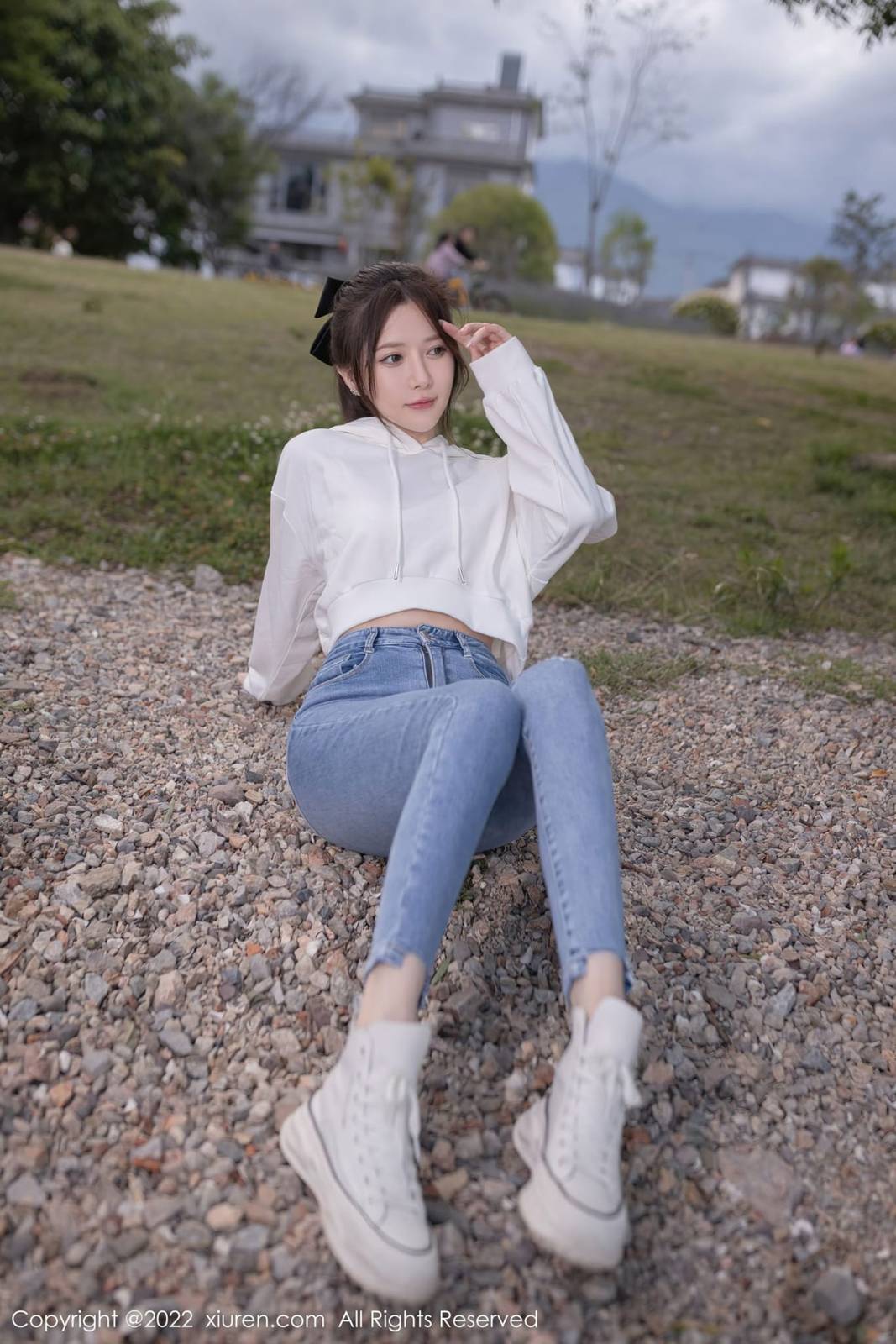 秀人网美女模特鱼子酱Fish白色上衣搭配蓝色牛仔裤轻透旅拍-9