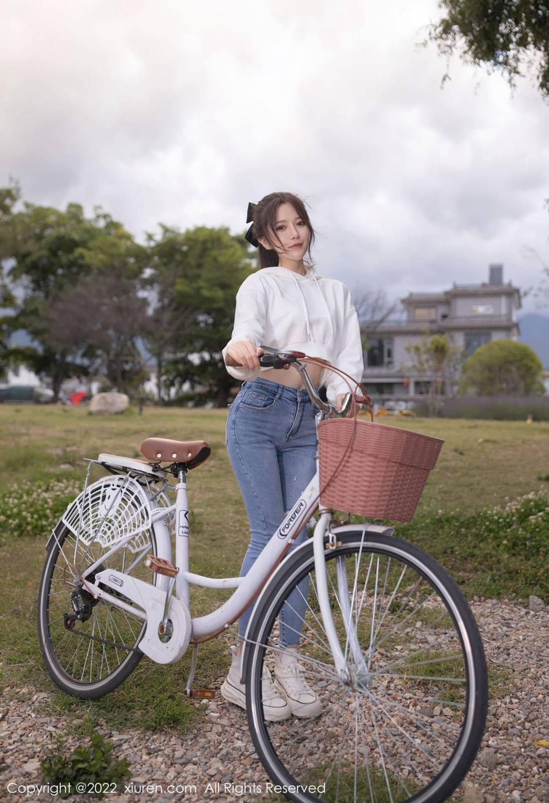 秀人网美女模特鱼子酱Fish白色上衣搭配蓝色牛仔裤轻透旅拍-7