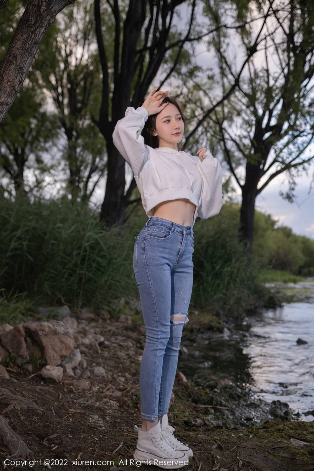 秀人网美女模特鱼子酱Fish白色上衣搭配蓝色牛仔裤轻透旅拍-12