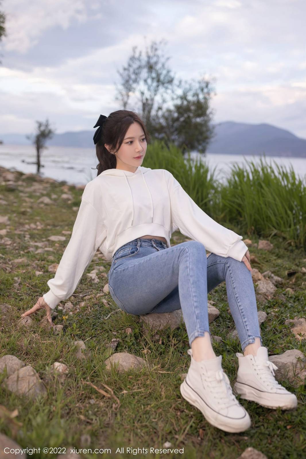 秀人网美女模特鱼子酱Fish白色上衣搭配蓝色牛仔裤轻透旅拍-11