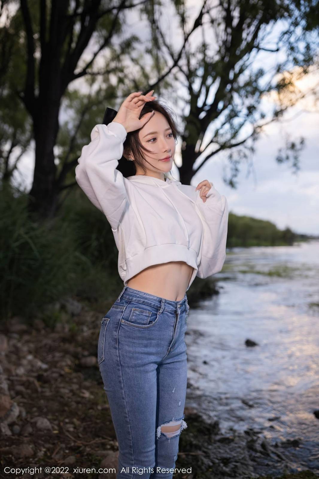 秀人网美女模特鱼子酱Fish白色上衣搭配蓝色牛仔裤轻透旅拍-13