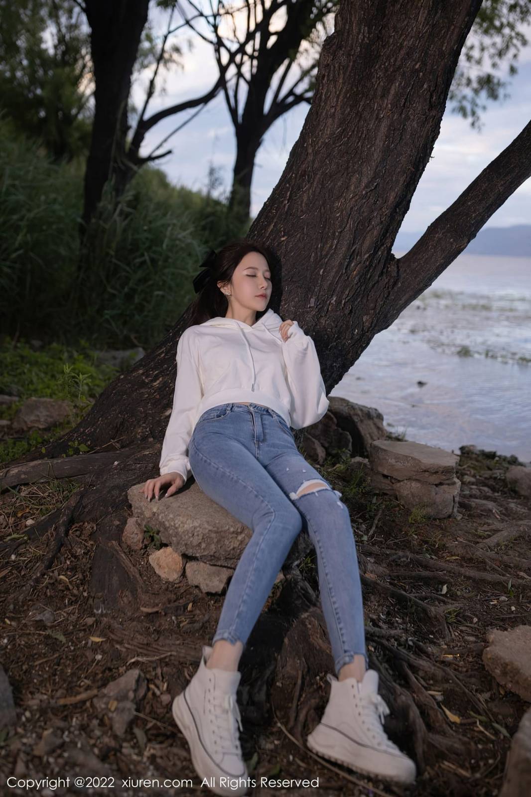 秀人网美女模特鱼子酱Fish白色上衣搭配蓝色牛仔裤轻透旅拍-16